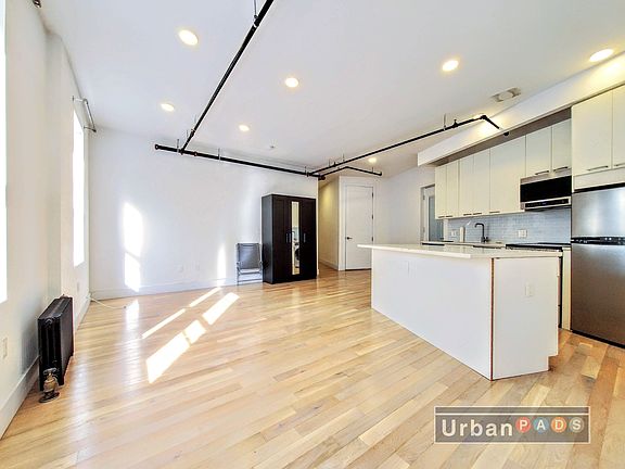 3rd image of 975 Washington Ave #1J1