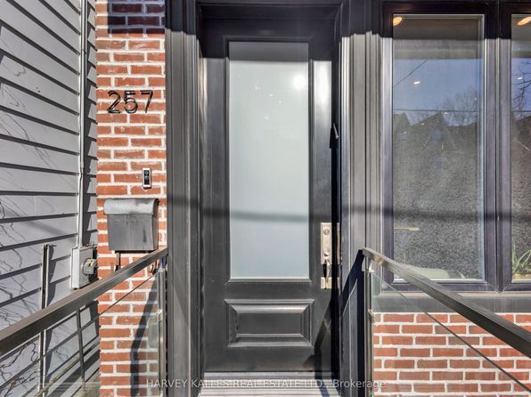 257 Borden St #C01, Toronto, ON M5S 2N5