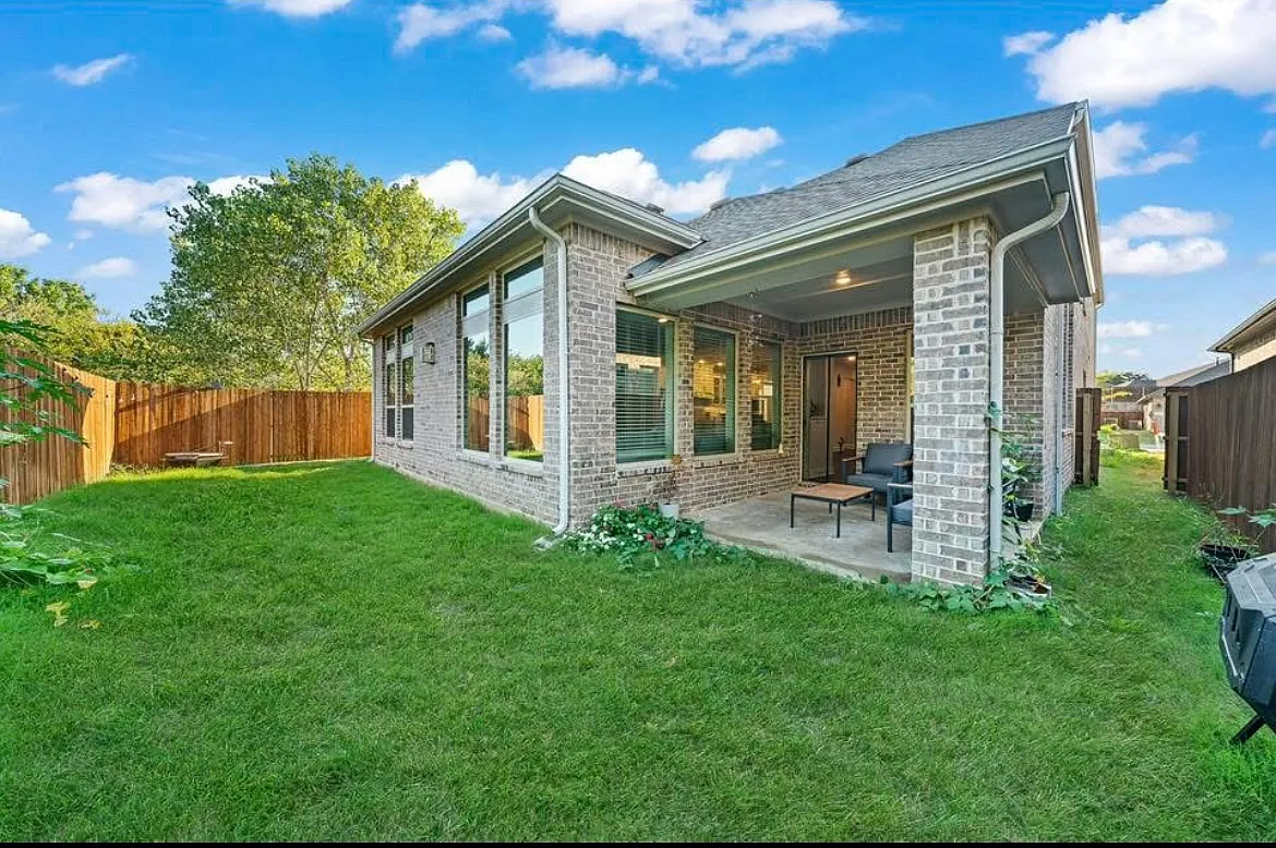 1529 Woodford Pl — Photo 2