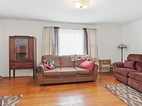 5th image of 431 W 6th St