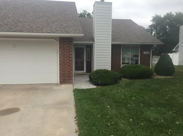 1316 Stone Bridge Dr, Hutchinson, KS 67502