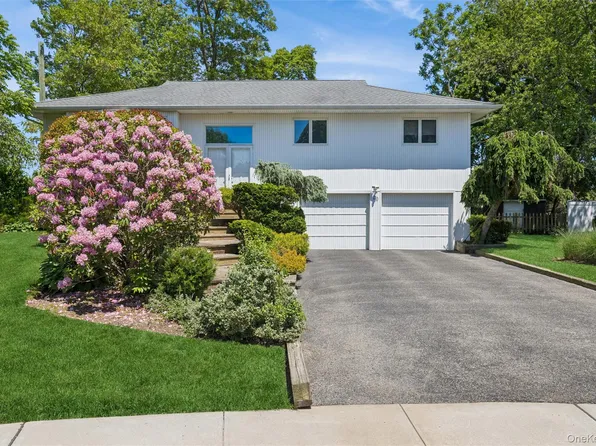 20 Melbourne Lane, Old Bethpage, NY 11804