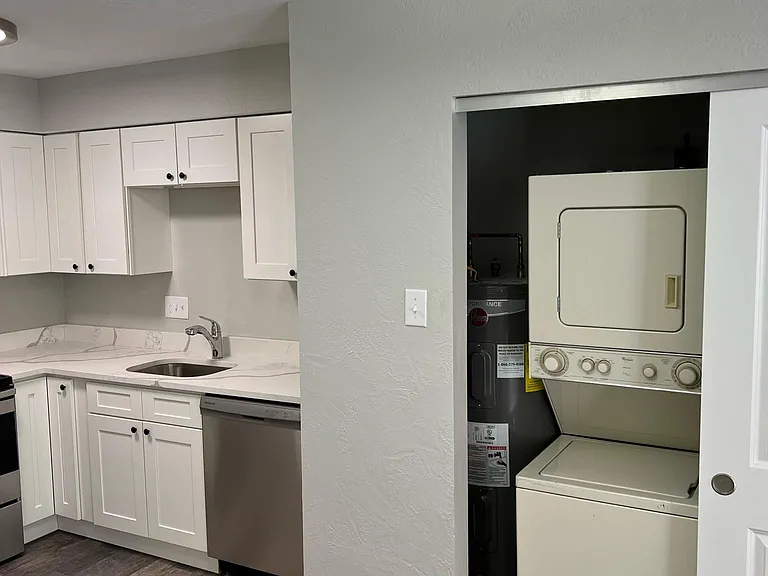 228 Parkwood Cir #4 — Photo 4