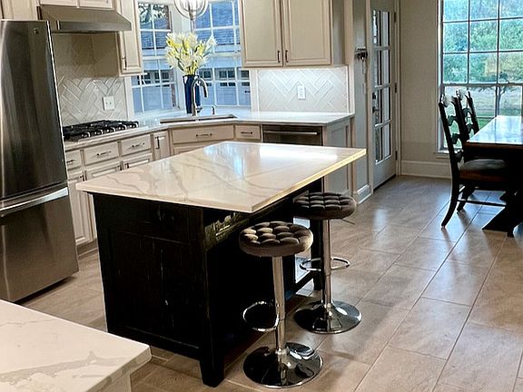 4th image of 8510 Queen Heights