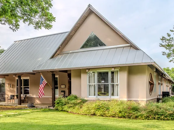 712 W TRAVIS ST, Fredericksburg, TX 78624