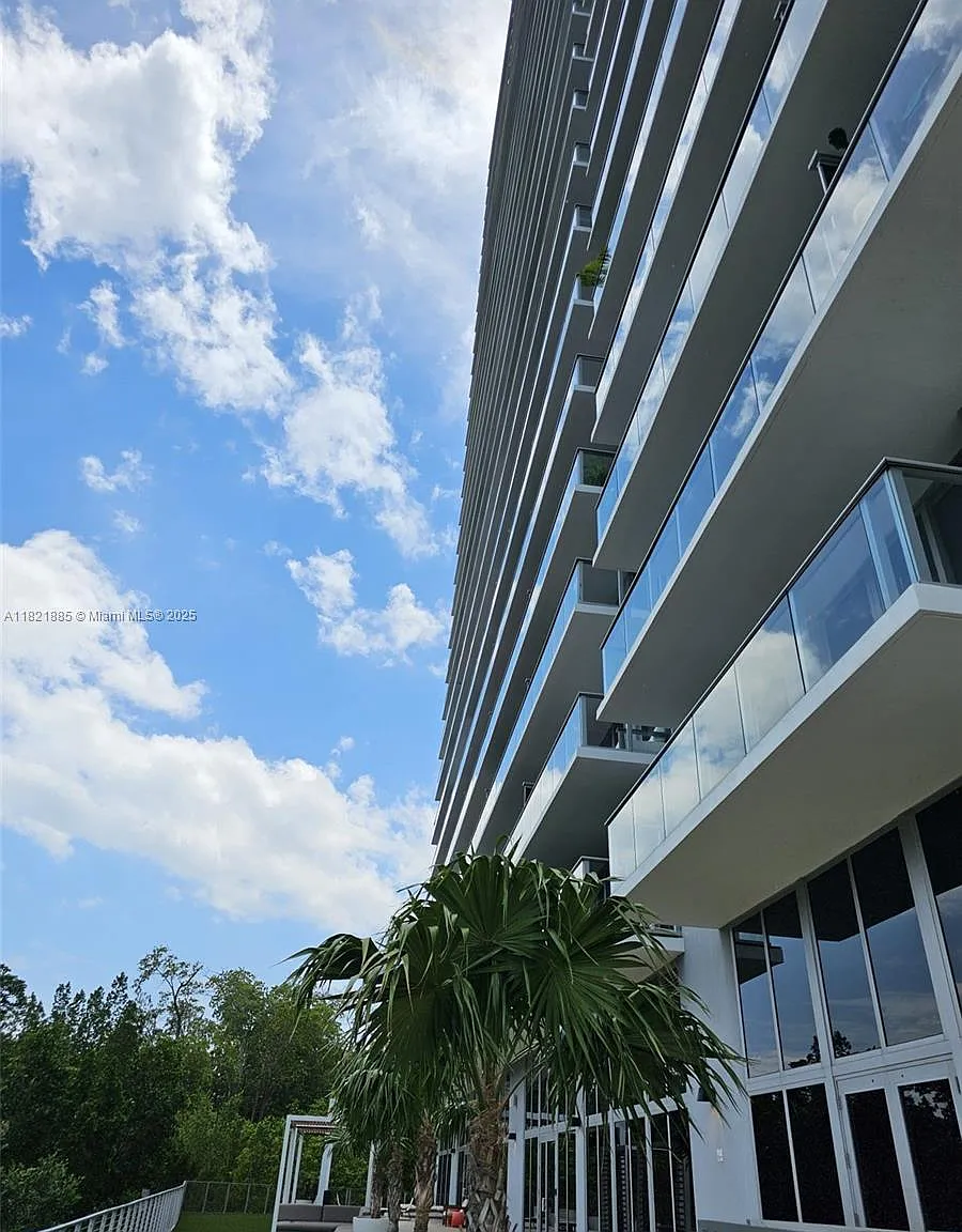 1 bed, 2.0 bath, 937 sqft, $3,350 — Photo 1