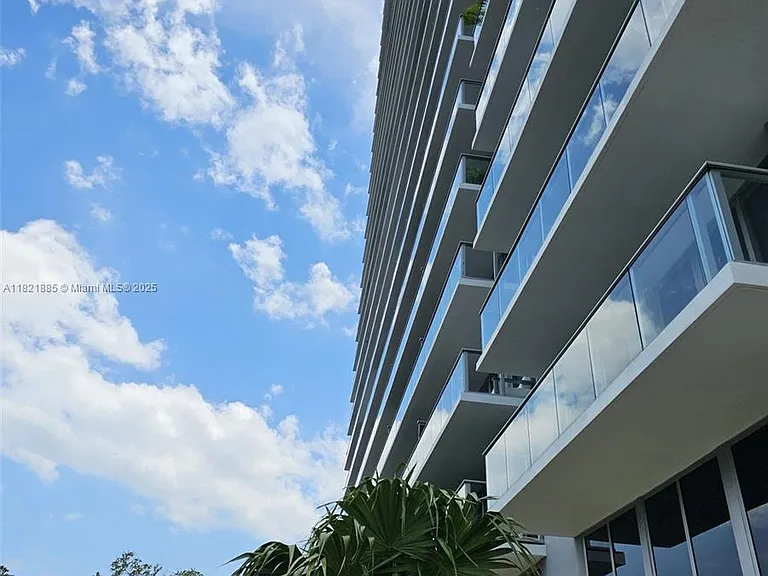 16385 Biscayne Blvd — Photo 1