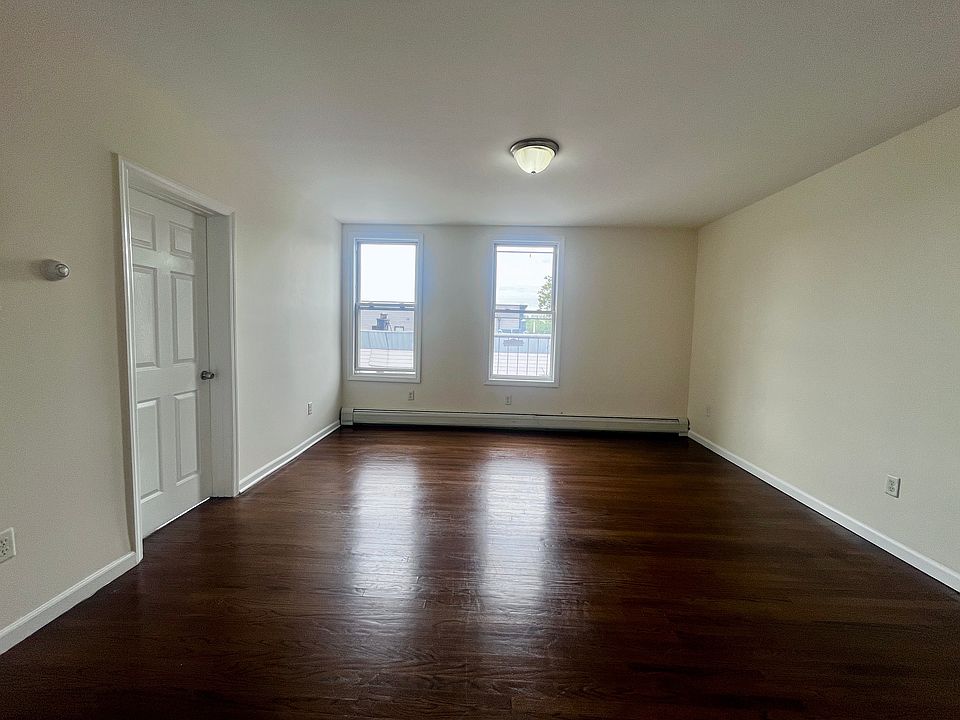 Spacious living room