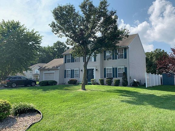 3rd image of 12 Mapleshade Dr
