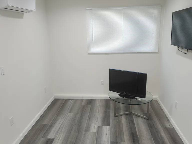4449 Babcock Ave — Photo 6