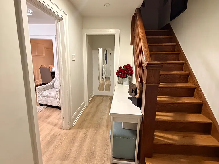 30 Bowie Ave — Photo 2