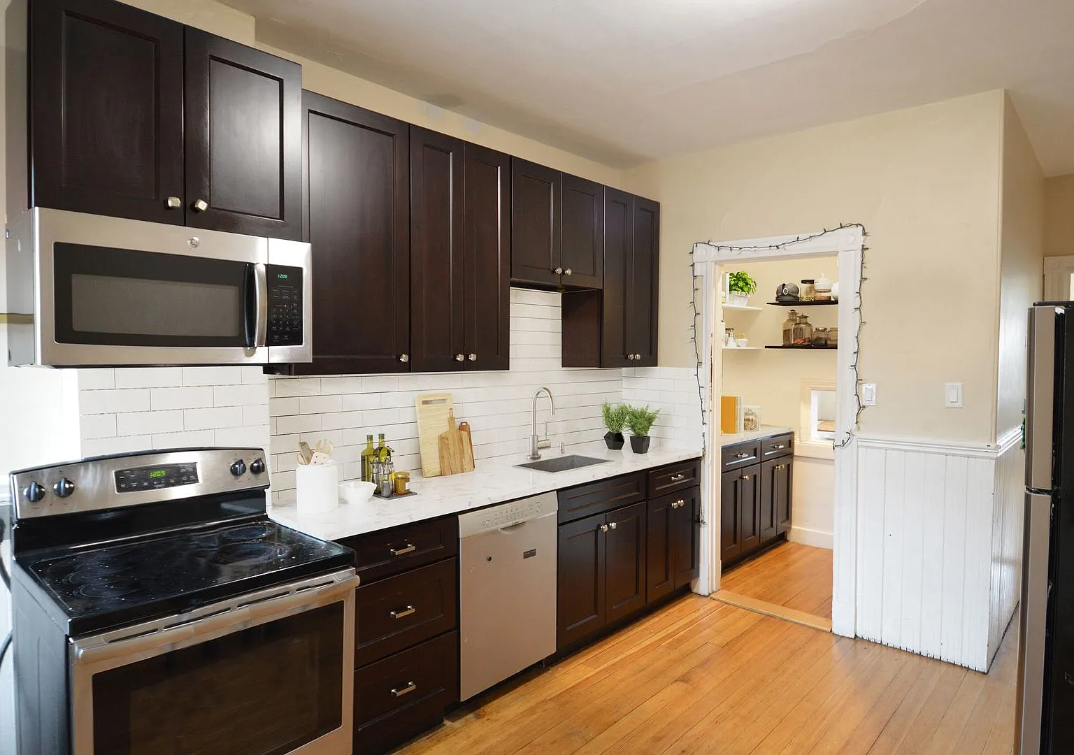 No Fee! Brookline 3.5 Bed W/Updated Kitchen + Ht/Hw Included + Parking Avail — Photo 2