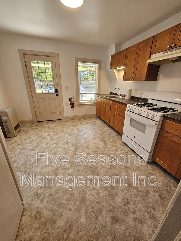 4 bed, 2.0 bath, 1600 sqft, $3,500 — Photo 3