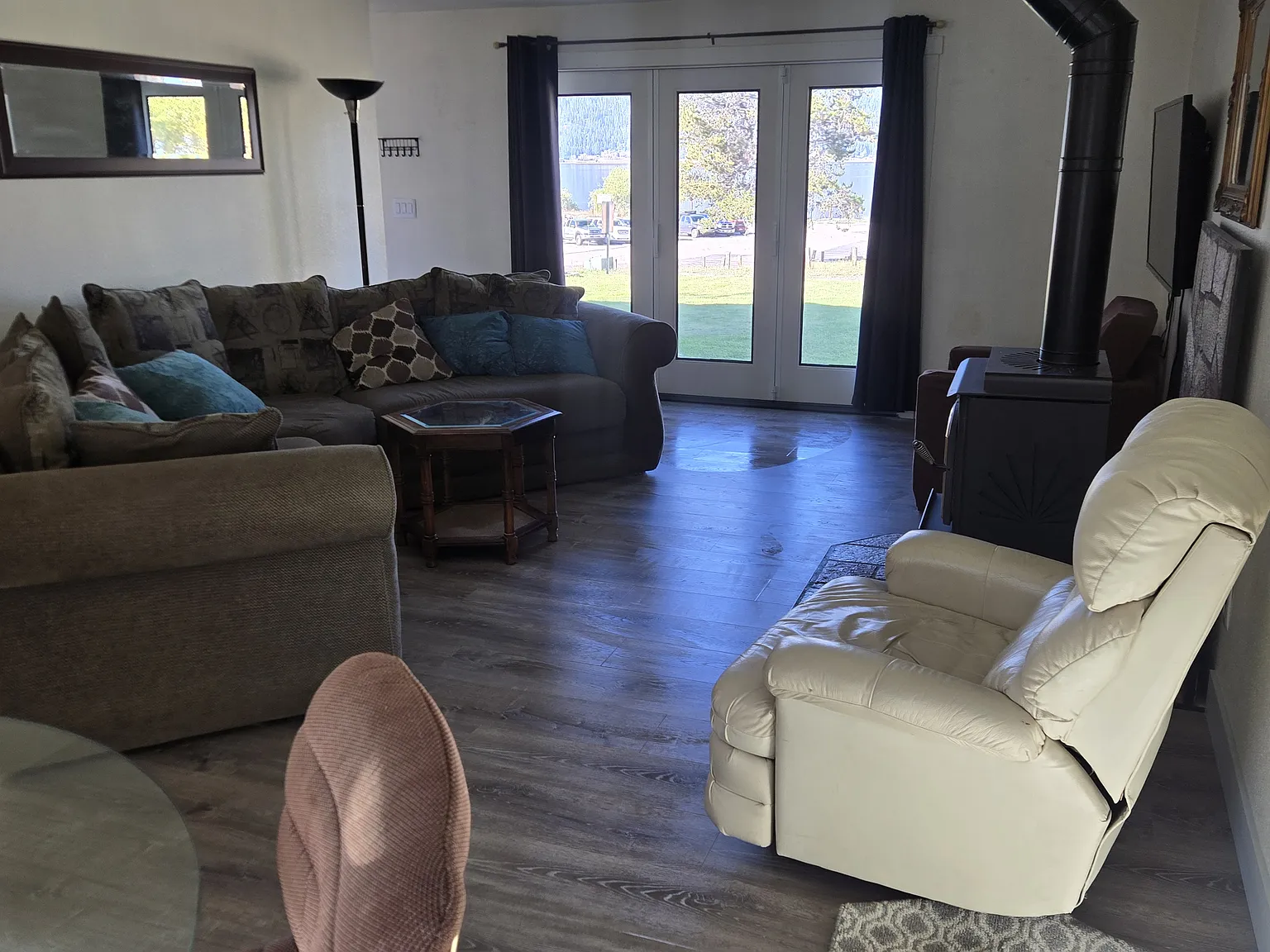 3 bed, 1024 sqft, $1,900 — Photo 2