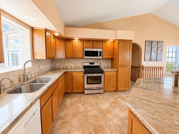 3rd image of 3824 Pleasant View Dr