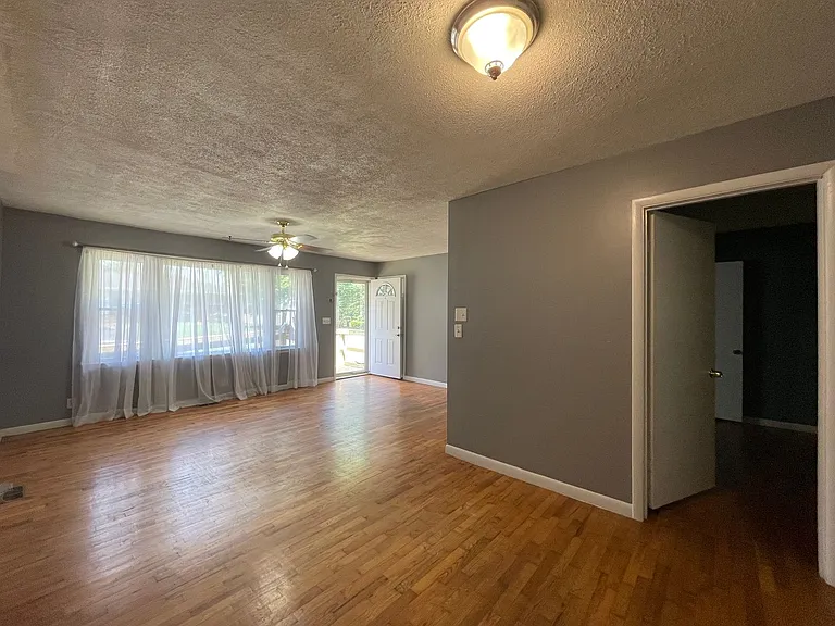 730 Crabapple Dr — Photo 2