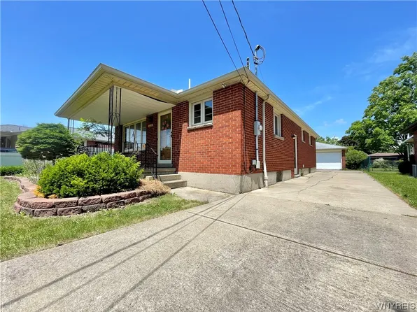 3530 Westwood Dr, Niagara Falls, NY 14305