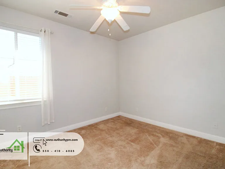2052 Hedgerow Ave — Photo 9