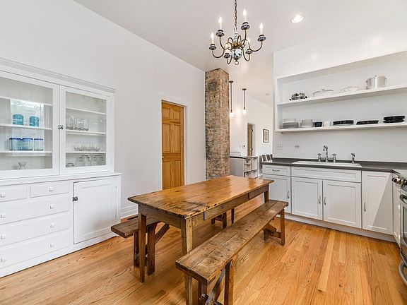 2nd image of 2515 W Lyndale St #1