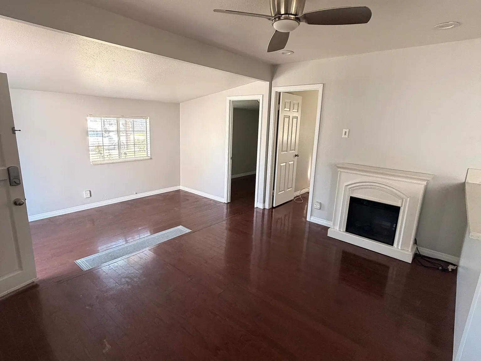 3 bed, 825 sqft, $3,200 — Photo 2