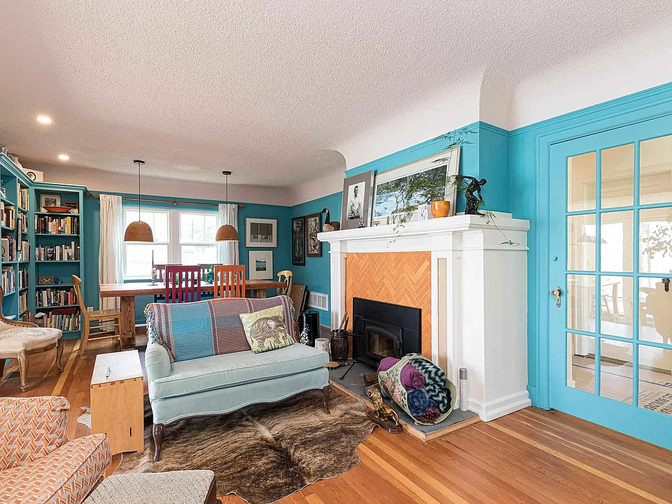4901 Cordova Bay Rd