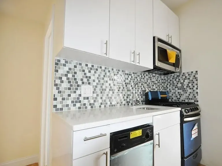 142 E 13th St #3N — Photo 2