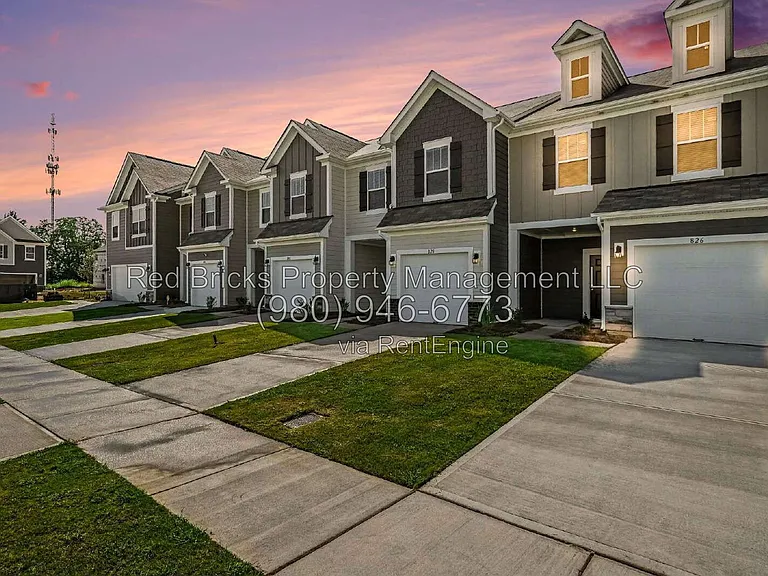 826 Earhart St NW — Photo 2