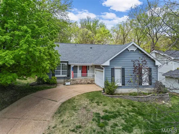 726 Carman Woods Dr, Ballwin, MO 63021