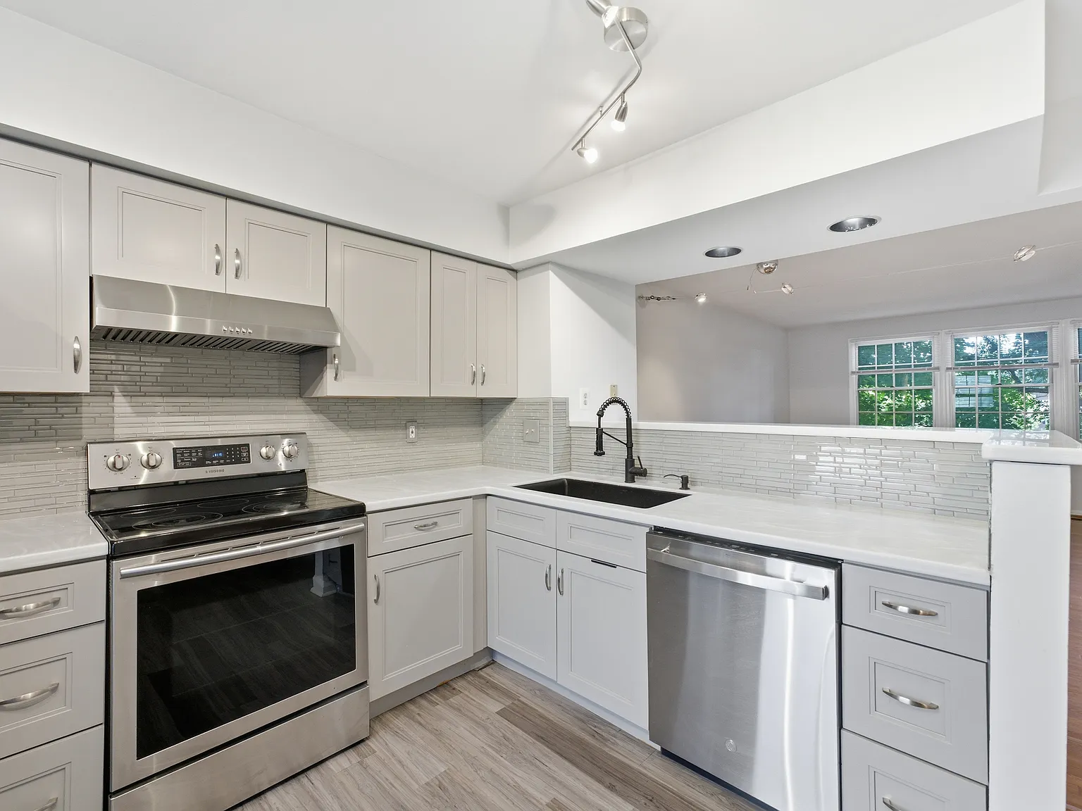 2 bed, 992 sqft, $3,500 — Photo 4