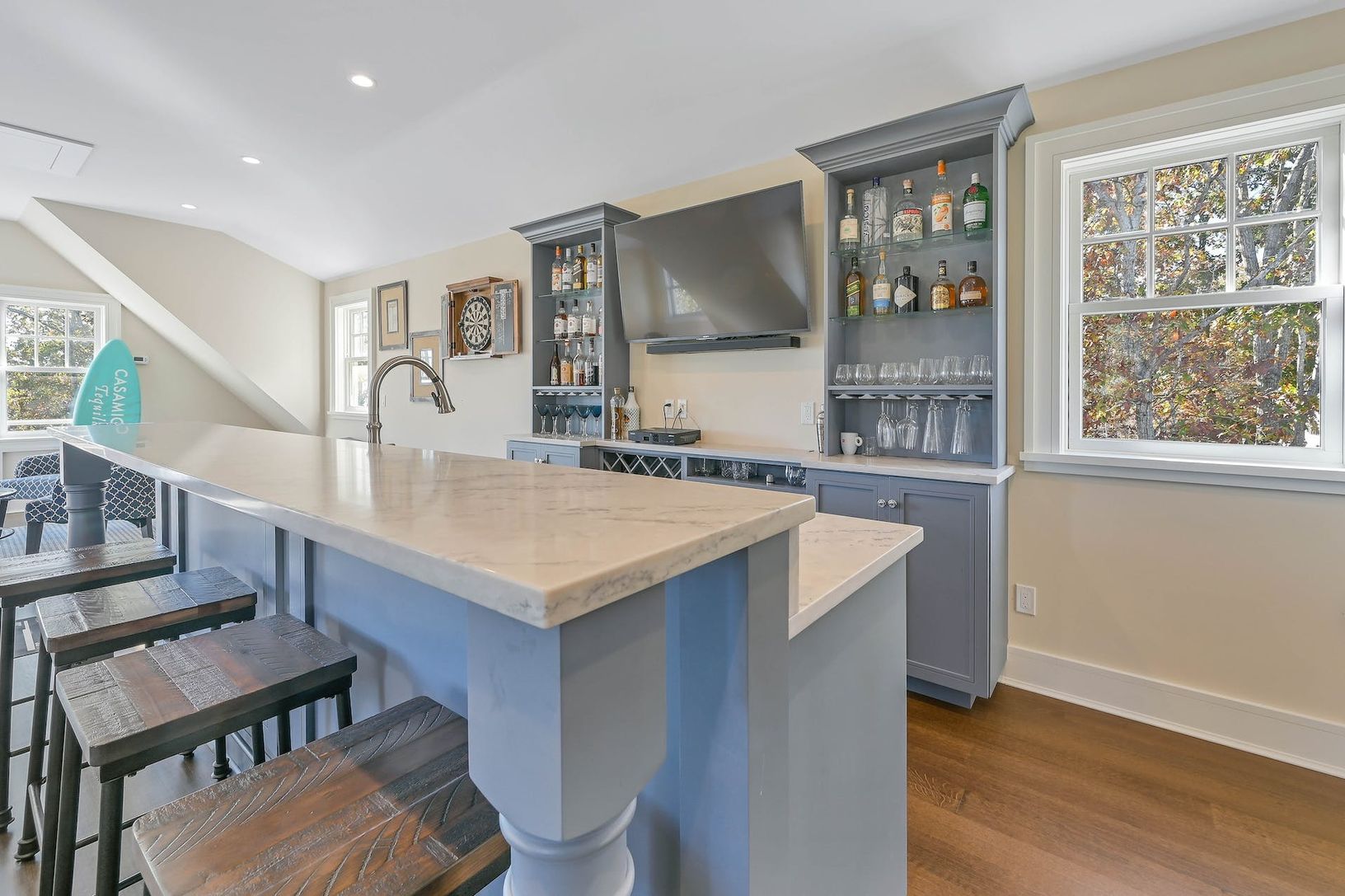  Game room with bar