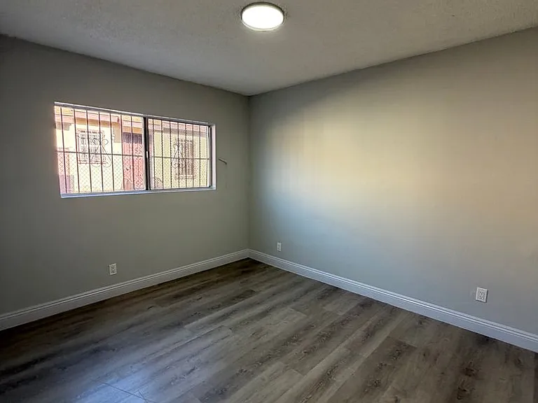 4265 S Hoover St — Photo 12