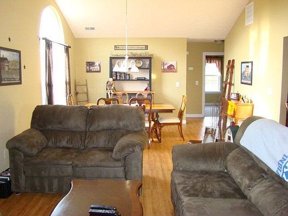 2nd image of 929 Holly Ct