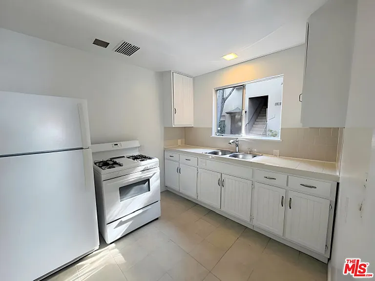 470 S Mariposa Ave — Photo 4