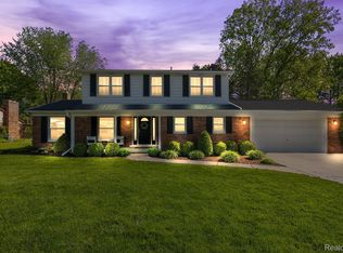 1966 Fair Oak Dr, Rochester Hills, MI 48309