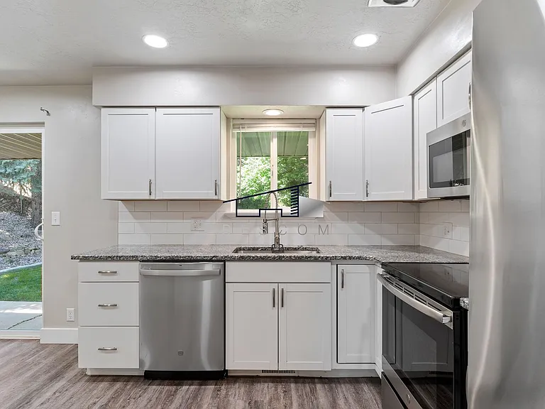 1334 Henderson Dr — Photo 10