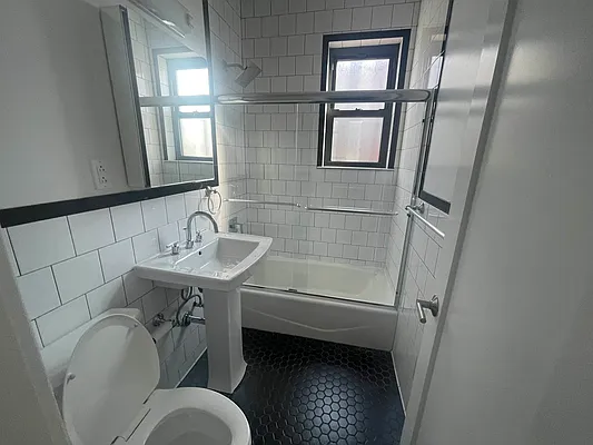 Rented by Metropolis International Realty Inc. | media 28