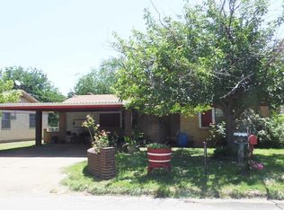 809 Park Plaza Dr, Iowa Park, TX 76367