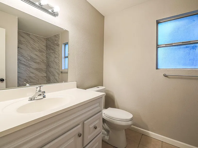 2611 E Maryland Dr — Photo 9
