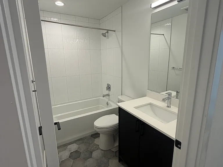 907 Hiawatha Pl S #E — Photo 8