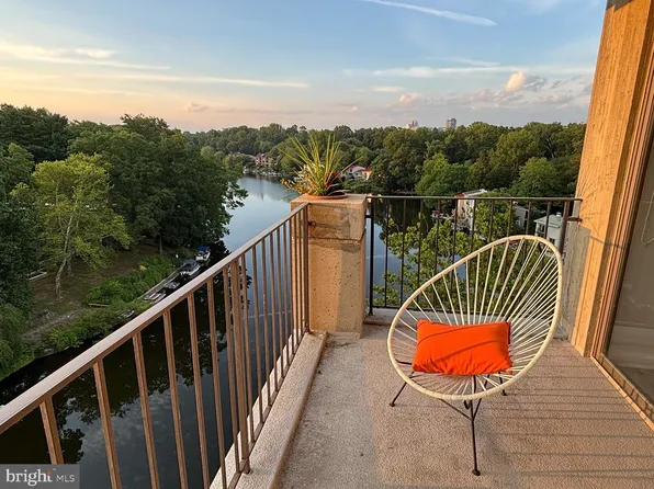 11400 Washington Plz W APT 902, Reston, VA 20190