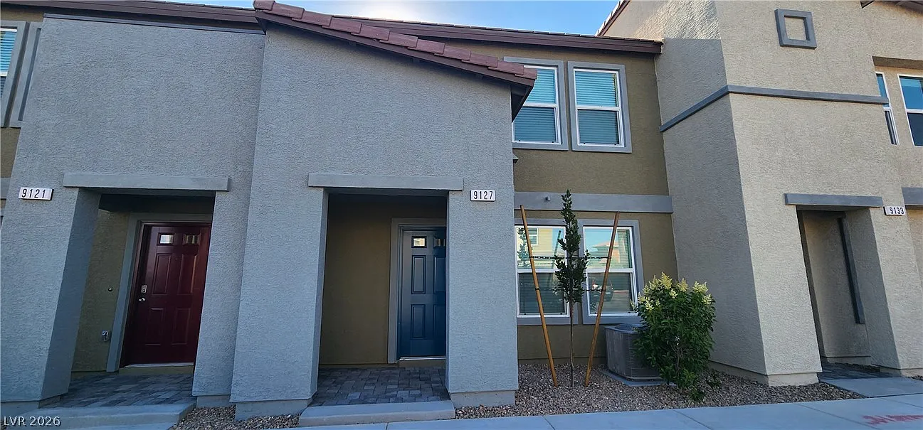 3 bed, 2.5 bath, 1301 sqft, $1,950 — Photo 1