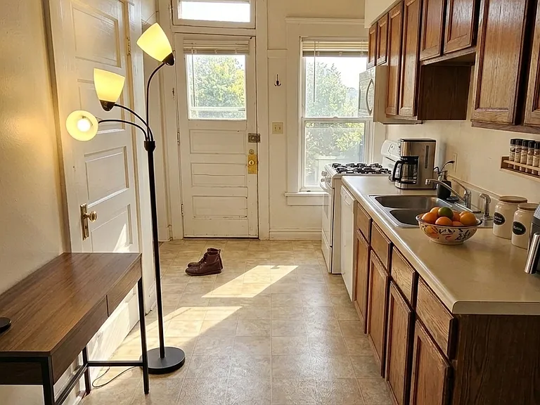 823 E Johnson St #4 — Photo 2