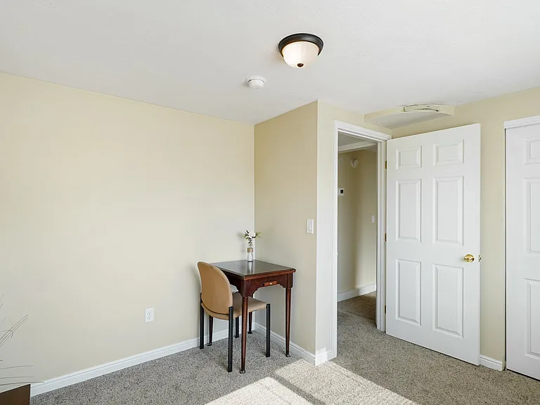 696 N Ctr — Photo 2