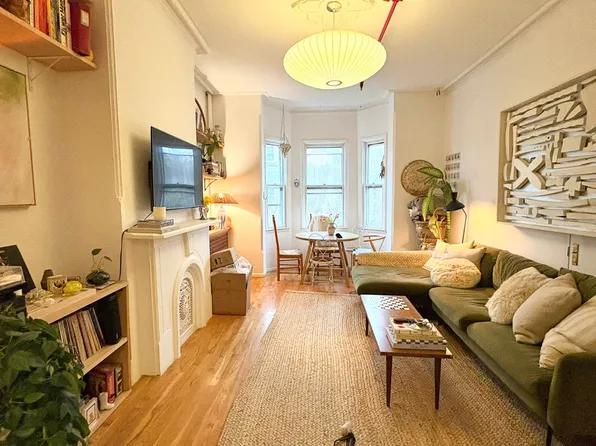 195 Calyer Street image 1 of 19