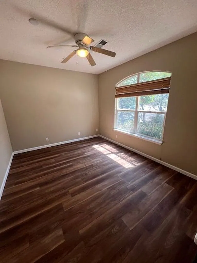 Beautiful 4 bedroom , 2.5 Bathroom 3 car garage, back yard access,Two Story Home with 2,424 squar... — Photo 2