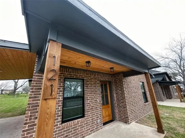 121 W Sears St, Denison, TX 75021