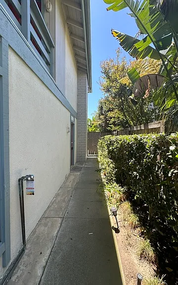 2727 Bayshore Ave — Photo 3
