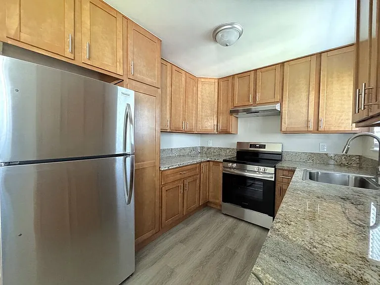 170 Stoakes Ave #9 — Photo 1