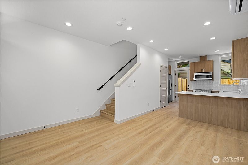 5th image of 7009 9th Avenue NE
