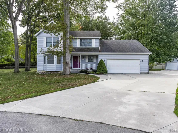437 Forest Ln, Marysville, MI 48040